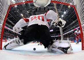 MOSCOW, RUSSIA - MAY 17: Switzerland's Reto Berra #20 loses sight of the puck during preliminary round action against the Czech Republic at the 2016 IIHF Ice Hockey World Championship. (Photo by Andre Ringuette/HHOF-IIHF Images)

